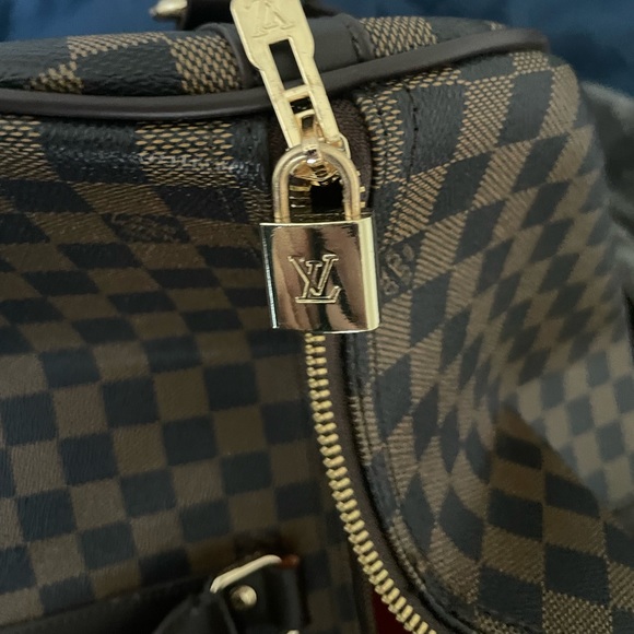 Great condition the zip has trouble sometimes barely used - Picture 2 of 4